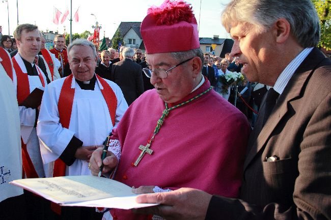 Poświęcenie dzwonnicy Ksiądz Jerzy w Rumi