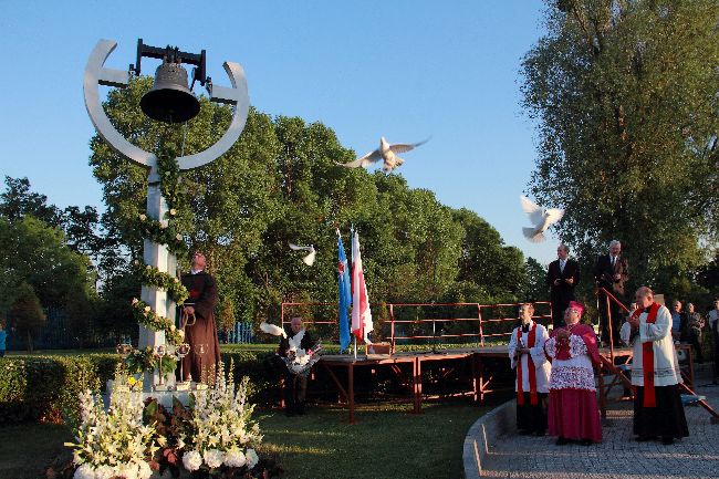 Poświęcenie dzwonnicy Ksiądz Jerzy w Rumi