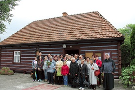  Gorliczanie przed domem bł. Karoliny