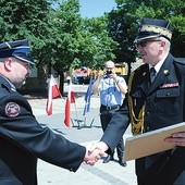 Dekret o włączeniu jednostki OSP w Opocznie do Krajowego Systemu Ratowniczo-Gaśniczego wręcza nadbrygadier Andrzej Witkowski, komendant wojewódzki Państwowej Straży Pożarnej w Łodzi (z prawej). Odbiera Waldemar Kaleta, prezes Ochotniczej Straży Pożarnej z Opoczna