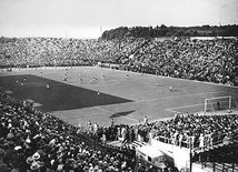 Kibice w kapeluszach i marynarkach. Tak wyglądały trybuny w Rzymie podczas finału mistrzostw w 1934 roku