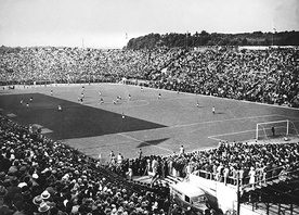 Kibice w kapeluszach i marynarkach. Tak wyglądały trybuny w Rzymie podczas finału mistrzostw w 1934 roku