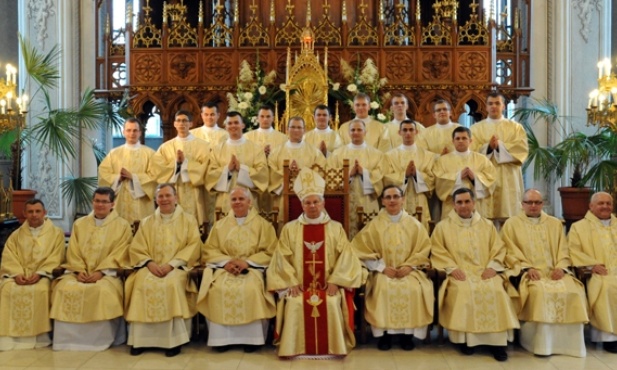 Pamiątkowa fotografia w prezbiterium katedry po liturgii święceń diakonatu