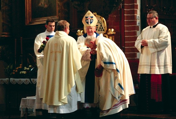 Podczas tej Eucharystii  biskup Stefan odebrał życzenia od przedstawicieli prezbiteratu  legnickiego