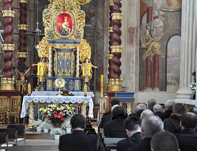  – Modlimy się tu dzisiaj o naszą świętość i prosimy Boga, abyśmy umieli się z niej ucieszyć i nią się dzielić. Święty kapłan jest dla świata jak cenna perła – mówił w homilii abp Andrzej Dzięga ze Szczecina