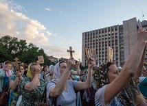 Prawosławne kobiety modlą się o pokój przed gmachem obwodowej administracji w Doniecku, zajętym przez separatystów
