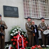  Kwietniowej uroczystości odsłonięcia pamiątkowej tablicy towarzyszyła asysta wojskowa