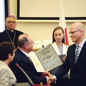 Przyznany s. Kornelii Jankowskiej dyplom odbiera jej kuzyn  Wojciech Przesmycki