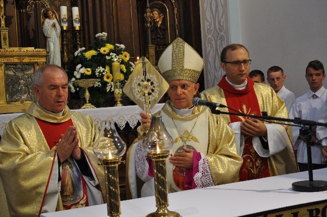 Abp Mieczysław Mokrzycki udzielił błogosławieństwa relikwiami św. Jana Pawła II