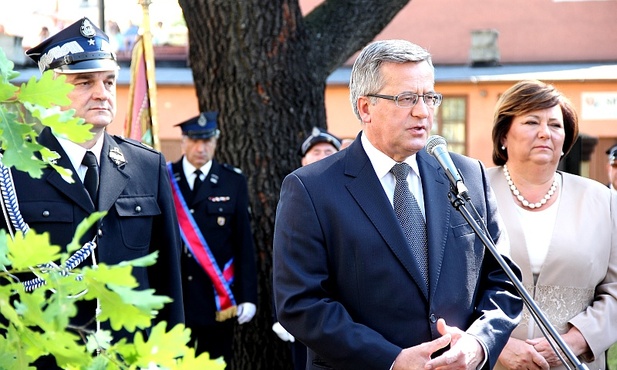 Prezydent Bronisław Komorowski z żoną Anną. Obok Waldemar Pawlak, prezes Zarządu Głównego Związku OSP