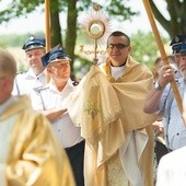 O. Dariusz W. Andrzejewski CSSp niesie Najświętszy Sakrament w procesji w Komorowie