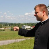 Ks. Konrad Świstak patrzac na teren obok cmentarza żydowskiego marzy o niedużym kościele, który chciałby tu wybudować