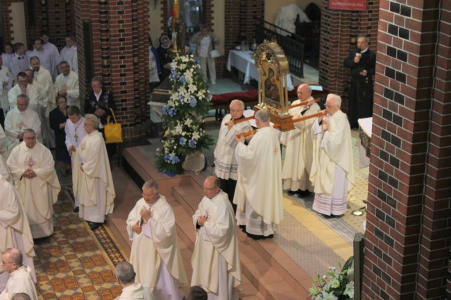 Koronacja ikony Matki Bożej w Gliwicach cz. 1