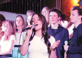  Wokaliści wciągali widownię do wspólnego śpiewu