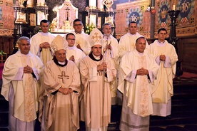  Biskupi z neoprezbiterami