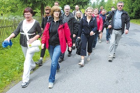  Kilkudziesięciu pielgrzymów razem ze swoim proboszczem pokonało trasę liczącą 26 km