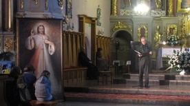 Zwieńczeniem maratonu czytania "Dzienniczka" św. s. Faustyny był spektalk słowno-muzyczny "Czeka cię Niebo" wystawiony przez aktorów teatru "Hagiograf" z Krakowa