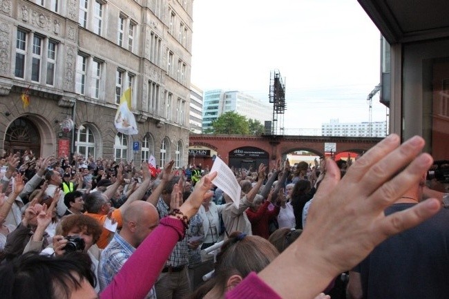 Znieważany w teatrze, uwielbiony pod teatrem