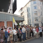 Modlitwa uwielbienia pod Teatrem Polskim