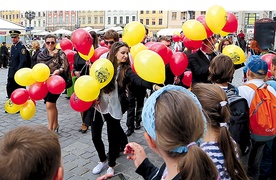  Baloniki we wrocławskich barwach mieszkańcom miasta wręczali posłowie do Parlamentu Młodzieży Wrocławia 