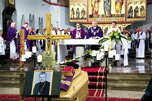 Mszy pogrzebowej w koszalińskiej katedrze przewodniczył bp Edward Dajczak.  Koncelebrowali z nim pozostali biskupi oraz prawie  90 kapłanów