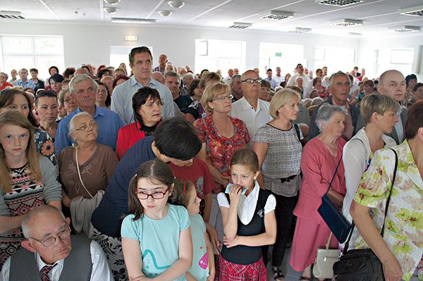  Na Eucharystię przybyły tłumy wiernych, którzy od 29 czerwca mogą uczestniczyć we Mszach niedzielnych o godz. 8.00, 11.30 i 19.00,  zaś w tygodniu – o 18.30