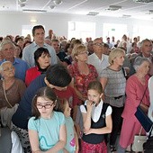  Na Eucharystię przybyły tłumy wiernych, którzy od 29 czerwca mogą uczestniczyć we Mszach niedzielnych o godz. 8.00, 11.30 i 19.00,  zaś w tygodniu – o 18.30