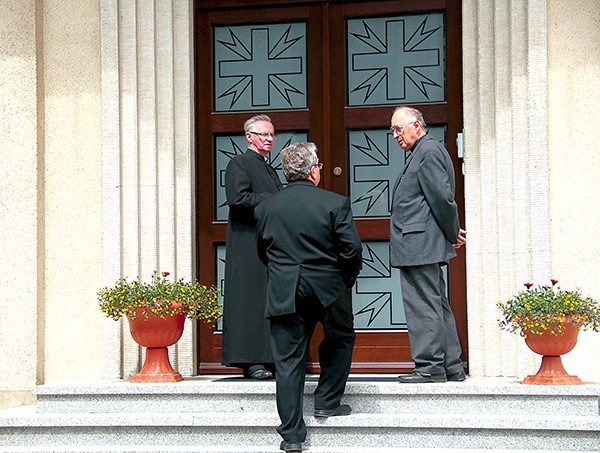  Przechodzący na emeryturę (od lewej) ks. Komor, ks. Gordzielik i ks. Schiwon wchodzą na spotkanie z bp. Andrzejem Czają 