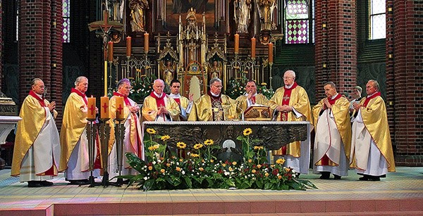  Biskupi Jan Kopiec i Gerard Kusz sprawowali Eucharystię wraz z księżmi jubilatami 