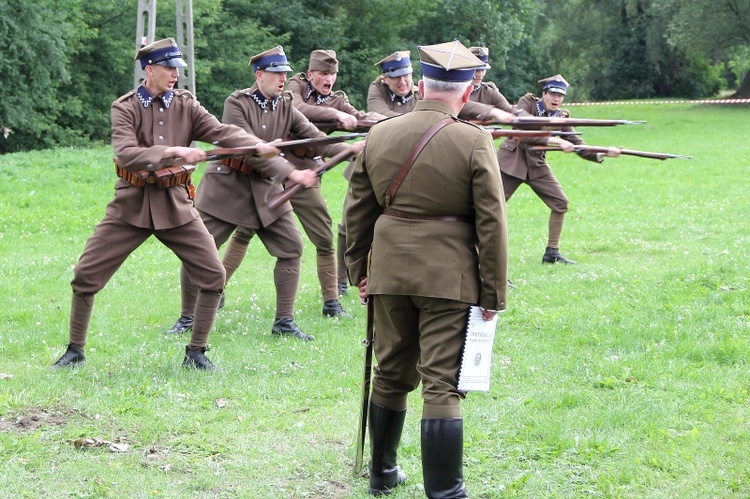 Defilada i pokazy rekonstruktorów