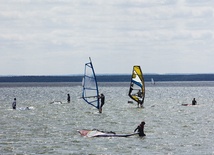 Przy odrobinie wiatru wody Zatoki Puckiej roją się od uprawiających sporty wodne 