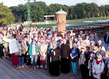  Nauczyciele z diecezji płockiej odprawili Drogę Krzyżową na jasnogórskich wałach