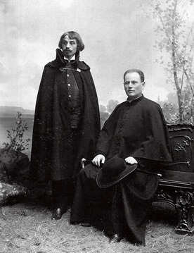 W 1909 roku artysta odwiedził w Płocku ks. Aleksandra Rzewnickiego, swego dawnego proboszcza z Koziczynka, co zostało udokumentowane wspólną fotografią