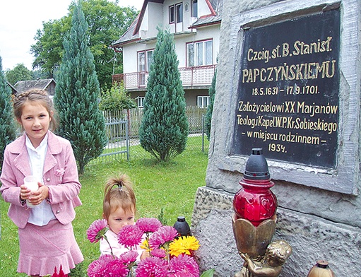 Tablica pamiątkowa  na postumencie postawionym  w miejscu domu rodzinnego  S. Papczyńskiego