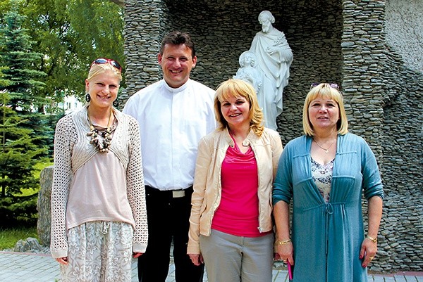  Przestronne pomieszczenia i dookoła piękny park – to wszystko jest atutem nowego Domu Dziennego Pobytu. Na zdjęciu: Małgorzata Bryłka, o. Piotr Darasz, Wioletta Skibińska i Urszula Niemirowska 