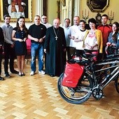 Przed wyprawą do Maroka cykliści spotkali się z kard. Stanisławem Dzwiszem (ks. Roman pierwszy z lewej)