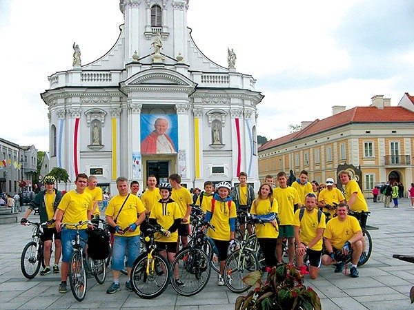  Przed kościołem w rodzinnym mieście naszego wielkiego rodaka 