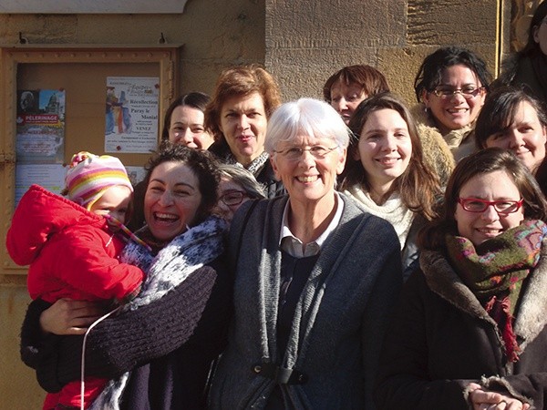 Beatrice Dufour (w środku) mieszka na południu  Francji. Od 33 lat należy  do Wspólnoty Emmanuel.  Przez lata, zajmując się rodziną, angażowała się równocześnie w działalność wolontaryjną oraz pomagała mężowi w pszczelarstwie. Od 20 lat prowadzi różnego typu rekolekcje, od 10 lat zwłaszcza dla kobiet. Wzięło w nich udział kilka tysięcy osób. Była w Polsce 3 razy. Jest mamą 6 dzieci, w tym 3 adoptowanych.