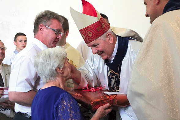 Mieszkańcy Ocic podczas Eucharystii ofiarowali bp. Franjo Komaricy m.in. ornaty i stuły dla Kościoła w Bośni i Hercegowinie