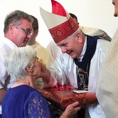 Mieszkańcy Ocic podczas Eucharystii ofiarowali bp. Franjo Komaricy m.in. ornaty i stuły dla Kościoła w Bośni i Hercegowinie