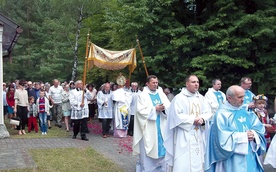 Ważnym elementem świętowania jest procesja wokół kaplicy