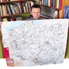 – Matka Boża w 523 sanktuariach ma 880 tytuły, z których 144 nie powtarzają się – wyjaśnia ks. Piotr Wadowski, pokazując mapę z zaznaczonymi drogami, które przejechał i przeszedł 