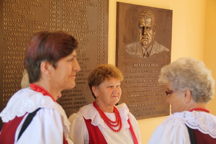 Odsłonięcie tablicy poświęconej Henrykowi Sławikowi