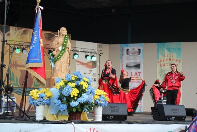 Na scenie amfiteatru w Szczyrku obok figury św. Jakuba wystąpił m.in. zespół "Arkadia Band"