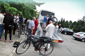 Pierwszy etap – z Koszalina do miejscowości Le Puy, zwanej francuską Częstochową – grupa pokonała autokarem. Rowery trzeba było zapakować na specjalną przyczepę