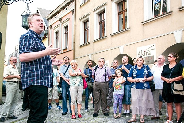 Podczas spaceru po rynku dr Krzysztof Gwóźdź lokalizował dawne urzędy