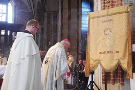 Arcybiskup senior Tadeusz Gocłowski pobłogosławił sztandar Bractwa Szkaplerza Świętego