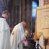 Arcybiskup senior Tadeusz Gocłowski pobłogosławił sztandar Bractwa Szkaplerza Świętego