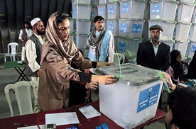 W Afganistanie w II turze wyborów prezydenckich zwycięzcą okazał się Ashraf Ghani. Wyniki zakwestionował jego rywal Abdullah Abdullah i doprowadził do tego, że pod czujnym okiem międzynarodowych obserwatorów sprawdzonych zostanie 8,1 mln oddanych przez wyborców głosów  