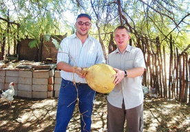 Biskup Jan Kot (z lewej) i ks. Piotr Larysz z owocem, z którego mieszkańcy północy Brazylii robią wiadra
